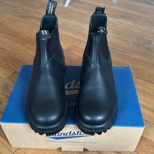 Blundstone 2240 Chelsea Lug Boot, size 8 in black